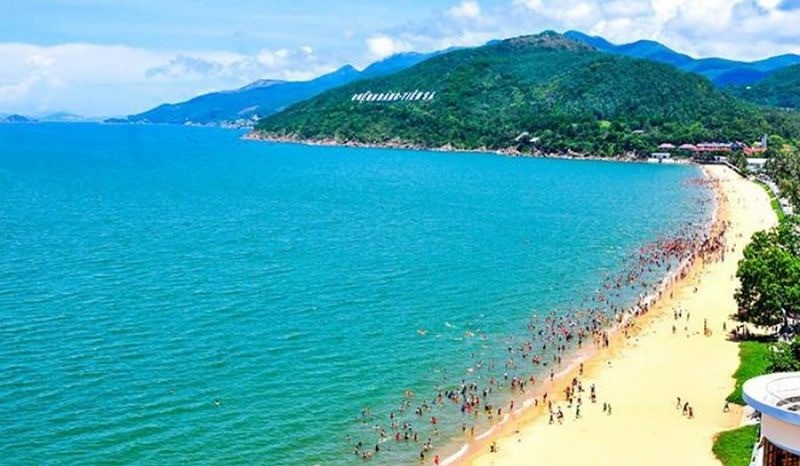 Bãi biển Quy Nhơn cát mịn và sóng vỗ nhẹ