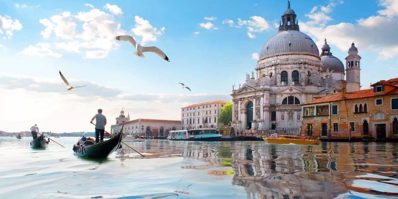 Ngồi trên thuyền thưởng thức khung cảnh Venice