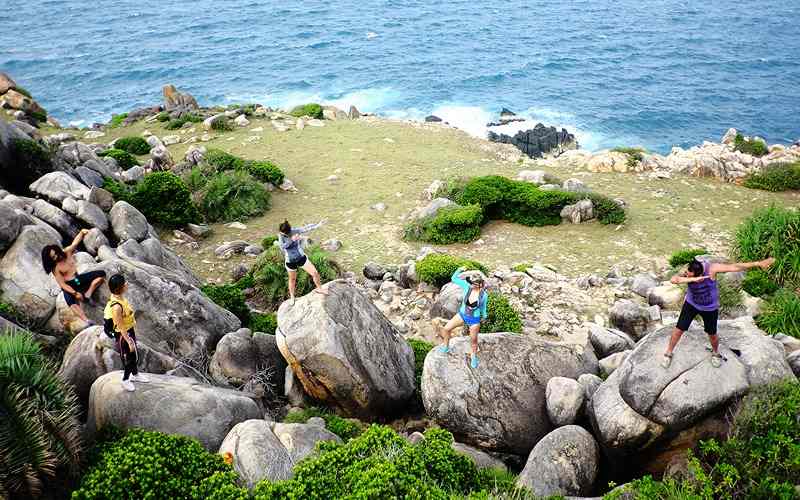 Bãi đá Thảo Nguyên phủ rêu xanh, tạo nên bức tranh thiên nhiên kỳ vĩ