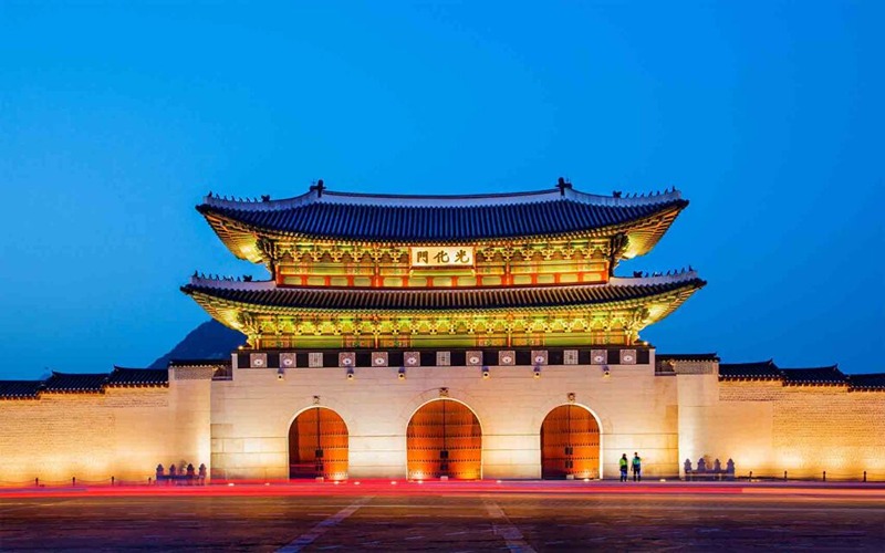 Cung điện Gyeongbokgung là biểu tượng lịch sử, trở nên lộng lẫy hơn khi tuyết phủ trắng
