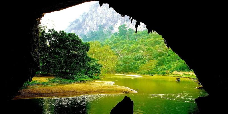 Động Puông là hang động karst nằm cuối dòng suối Nàng