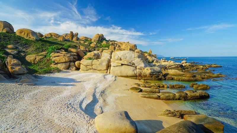 Hòn Câu là một hòn đảo với bãi cát trắng mịn, nước biển trong veo