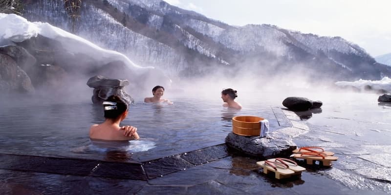 Tắm onsen là phương thức giúp du khách thư giãn, trẻ hoá