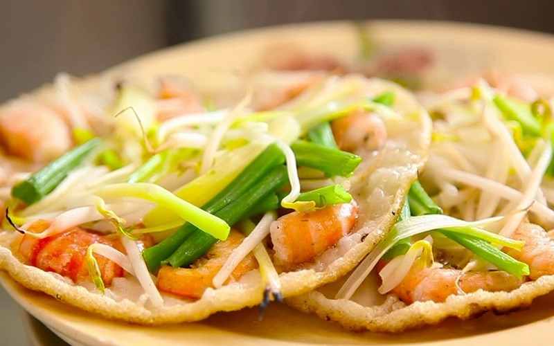 Không thể bỏ qua bánh xèo tôm nhảy tại đây