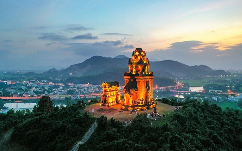 Tháp Bánh Ít quần thể tháp Chăm đỏ rực