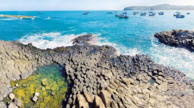 Ánh nắng dịu nhẹ làm nổi bật vẻ đẹp của những ghềnh đá