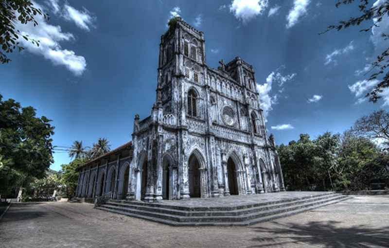 Nhà thờ Mằng Lăng, không gian trầm mặc, màu xanh cổ kính