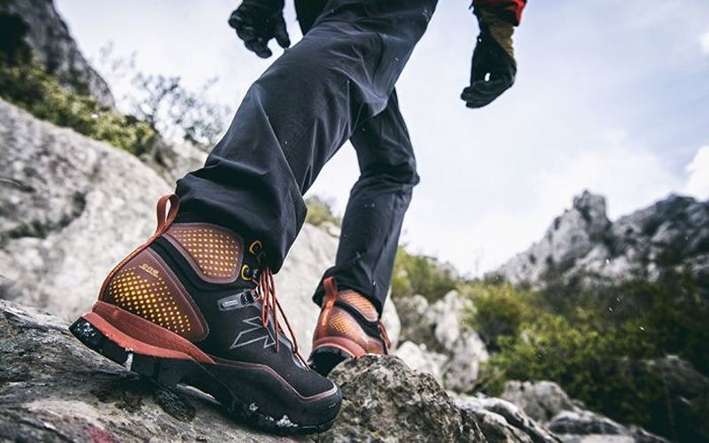 Trang phục du lịch Quảng Bình không thể thiếu giày trekking