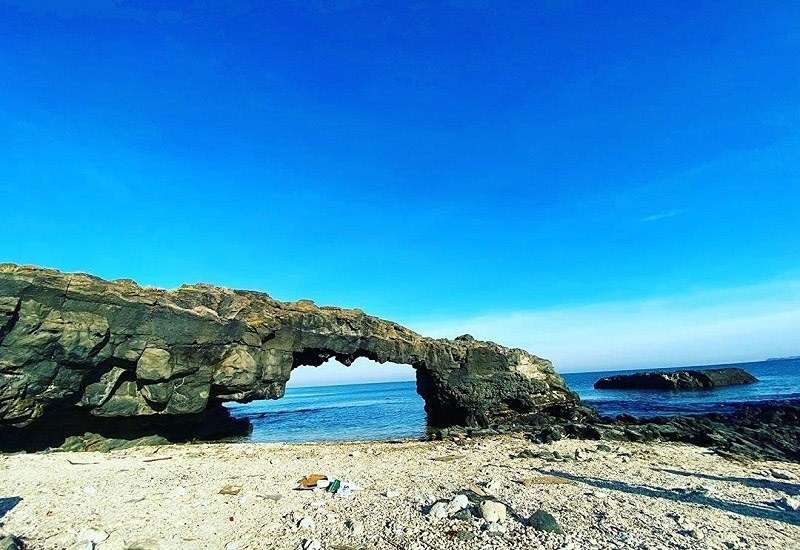 Cổng Tò Vò với vòm đá tự nhiên giữa biển, đẹp nhất lúc hoàng hôn
