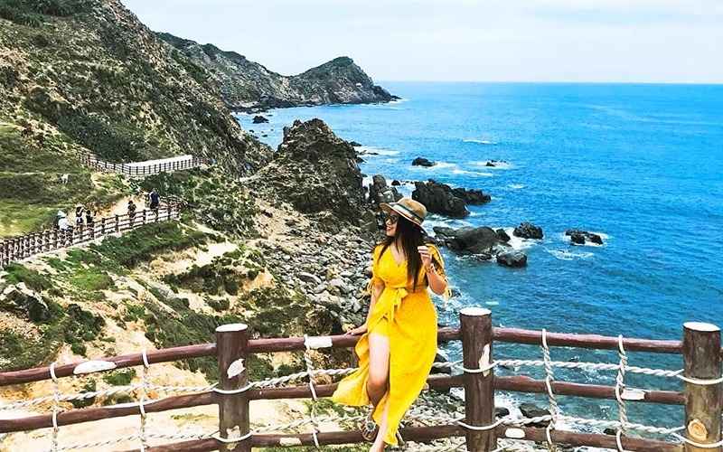 Quy Nhơn mùa khô mang nắng vàng rực rỡ, trời xanh trong