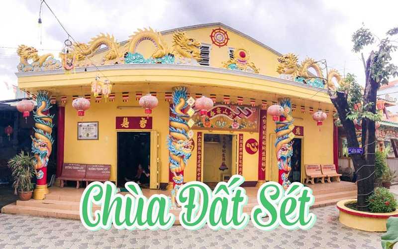 Chùa Đất Sét độc đáo với hàng ngàn tượng Phật, tháp, và lư hương làm từ đất sét.