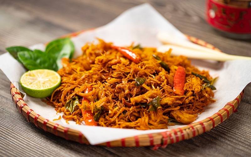 Khô gà lá chanh vị cay, thơm, dai mềm