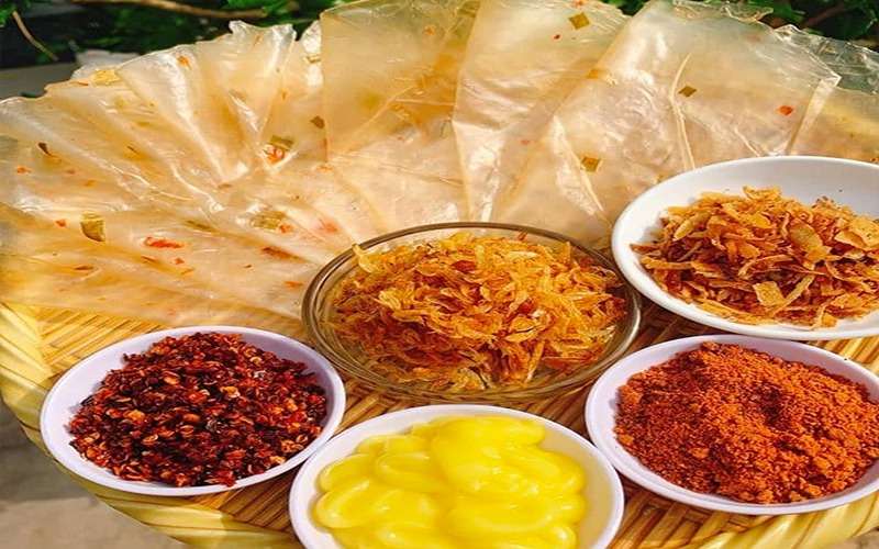Bánh tráng bơ là món ăn vặt mới nổi, với bánh tráng mỏng