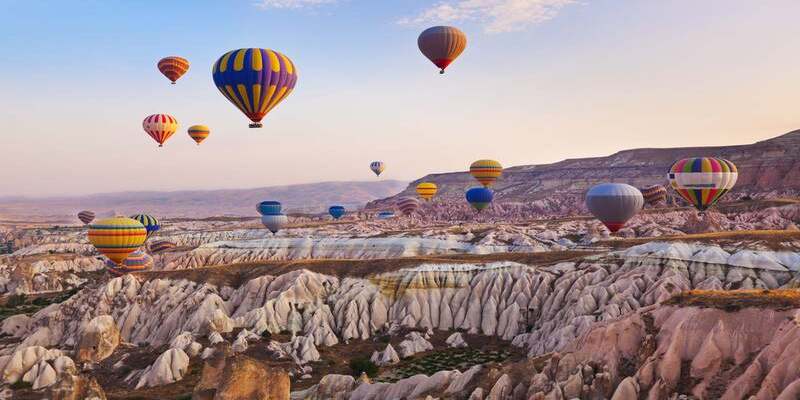 Quang cảnh những chiếc khinh khí cầu bay lơ lửng trên bầu trời tại Cappadocia