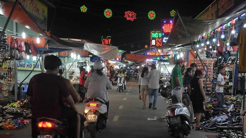 Chợ đêm Mỹ Tho với ánh đèn lung linh, tiếng nhạc dân gian tạo không khí sôi động