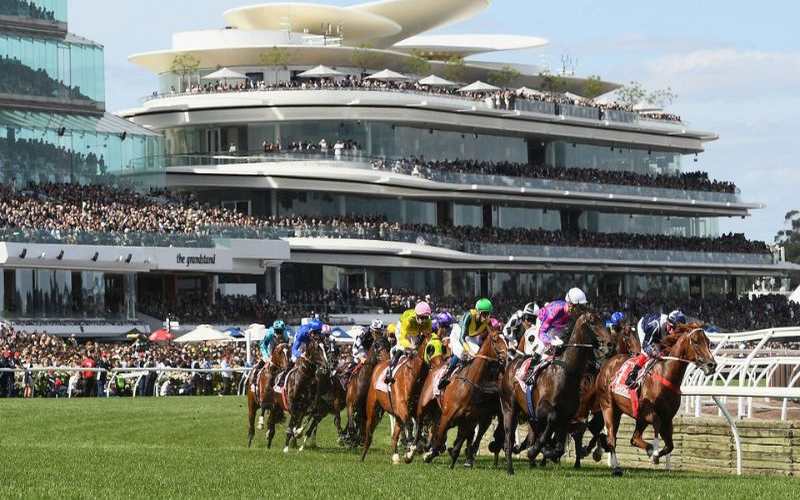 Du khách tham gia lễ hội đua ngựa với sự dễ chịu của thời tiết Úc tháng 10