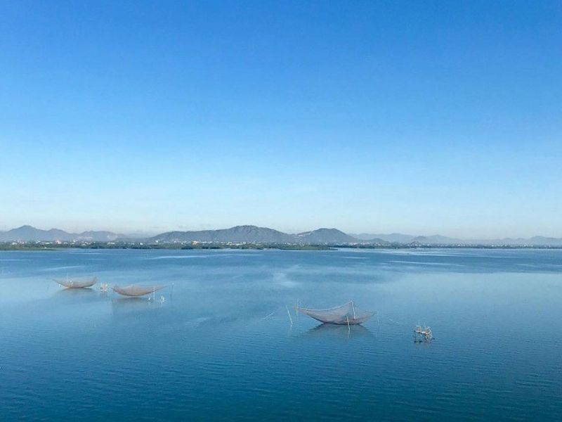 Đứng trên cầu có thể ngắm được biển cả bao la