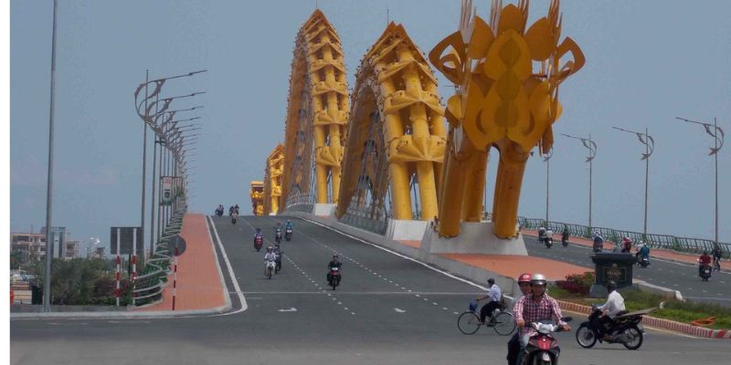 Đường đi đến Cầu Rồng đẹp, rất thuận tiện cho việc di chuyển