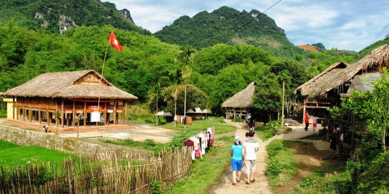 Đường đi đến bản khá dễ theo hướng quốc lộ 6