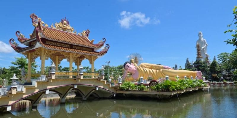 Đường đi đến chùa khá dễ di chuyển, có thể đi bằng xe máy hoặc ô tô