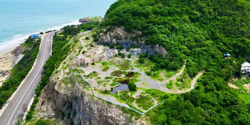 Đường lên quanh co ôm theo sườn núi tại Đồi Con Heo