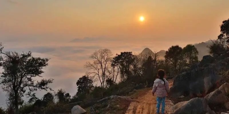 Đường mòn xuyên rừng nguyên sinh Hang Kia