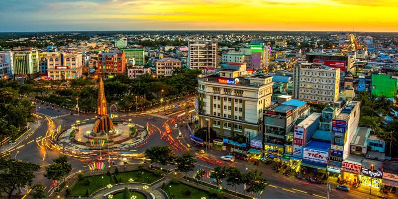 Đường phố dẫn vào chợ rộng rãi và ít bị kẹt xe