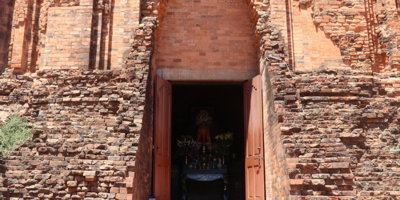 Kiến trúc gạch nung cổ kính của Tháp Nhạn qua thời gian