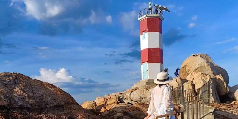 Gành Đèn với ngọn hải đăng đỏ nổi bật giữa những tảng đá granit