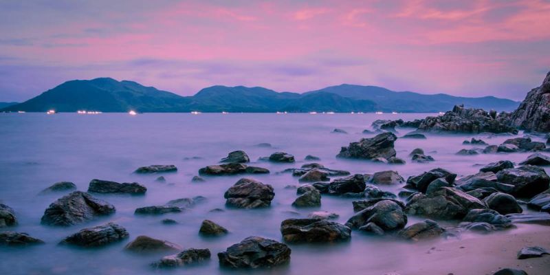 Gành Đỏ rực rỡ trong ánh nắng chiều