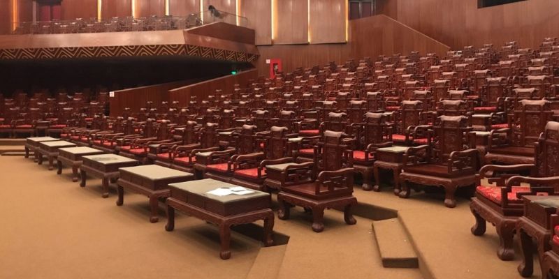 Ghế gỗ gõ đỏ được bố trí bên trong nhà hát Quan họ Bắc Ninh