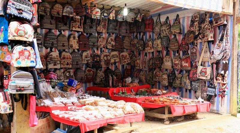 Ghé mua đồ thổ cẩm làm quà lưu niệm