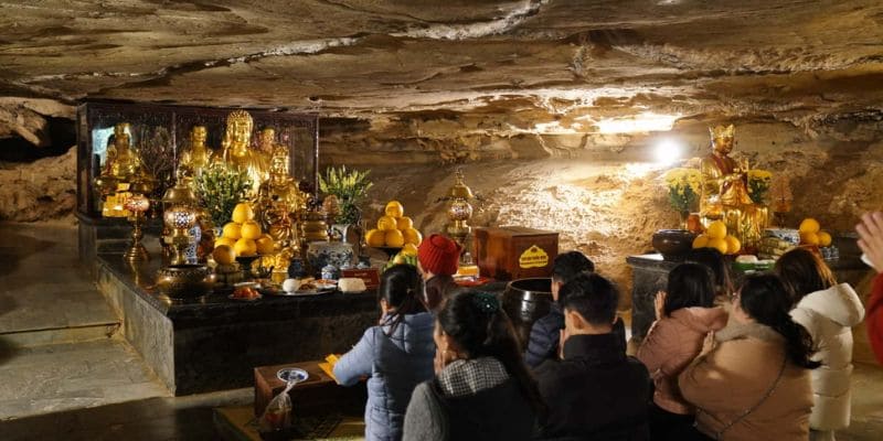 Ghé thăm hang Sáng để chiêm bái đền thờ Phật dưới lòng đất