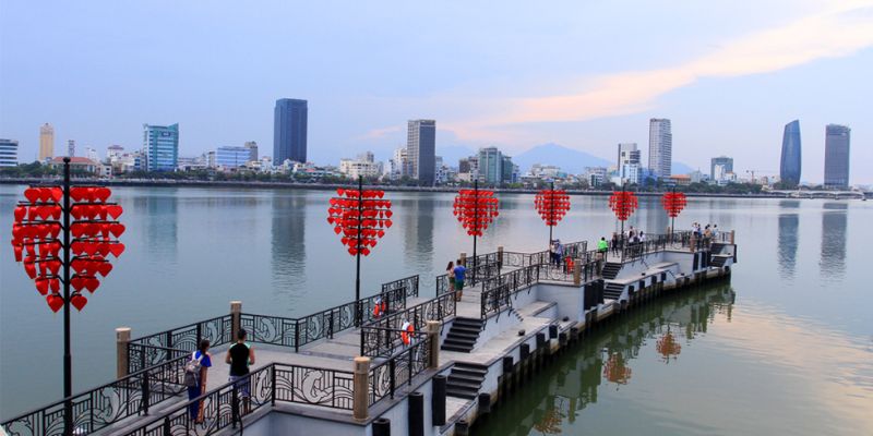 Ghi lại khoảnh khắc cùng người thương tại cầu Tình Yêu