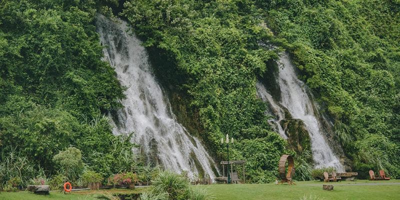 Ghi lại khoảnh khắc kỷ niệm dưới dòng thác tuyệt đẹp