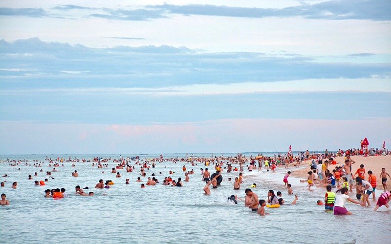 Biển Nhật Lệ là bãi biển đẹp với cát trắng mịn