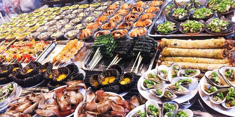 Gian hàng ẩm thực đa dạng, hấp dẫn du khách ngay từ ánh nhìn đầu tiên