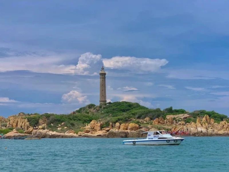 Di chuyển bằng thuyền qua đảo