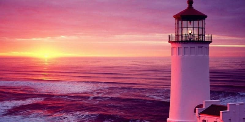 Bình minh lên trước ngọn hải đăng Vũng Tàu