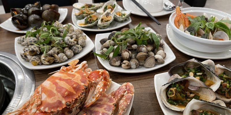 Mâm hải sản tươi ngon hấp dẫn khi đến vùng Vịnh Xuân Đài