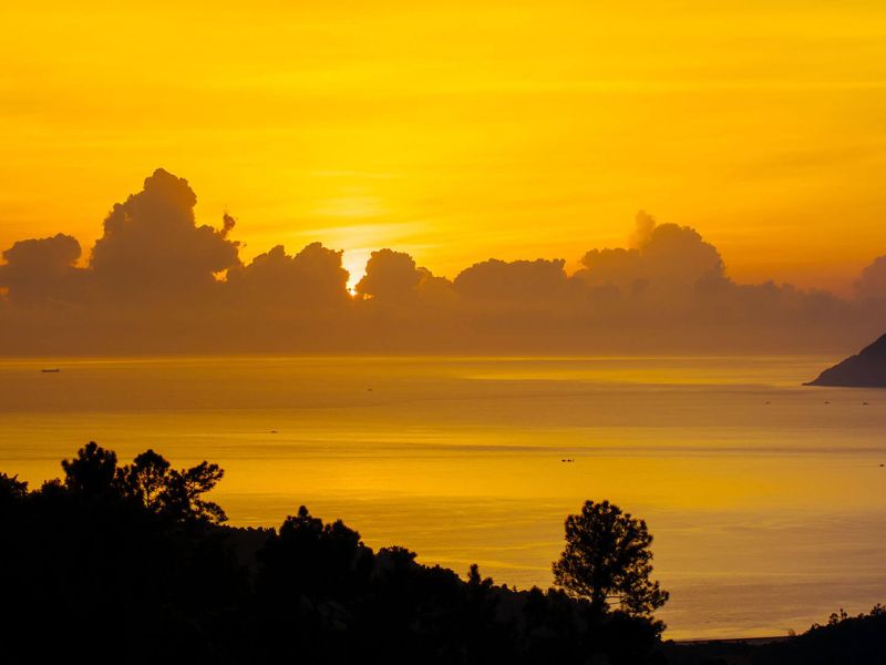 Ngắm hoàng hôn trên đỉnh đèo Hải Vân tuyệt đẹp