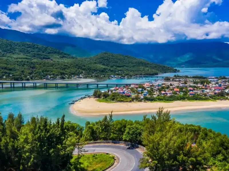 Ngắm nhìn vịnh Lăng Cô từ đỉnh đèo Hải Vân