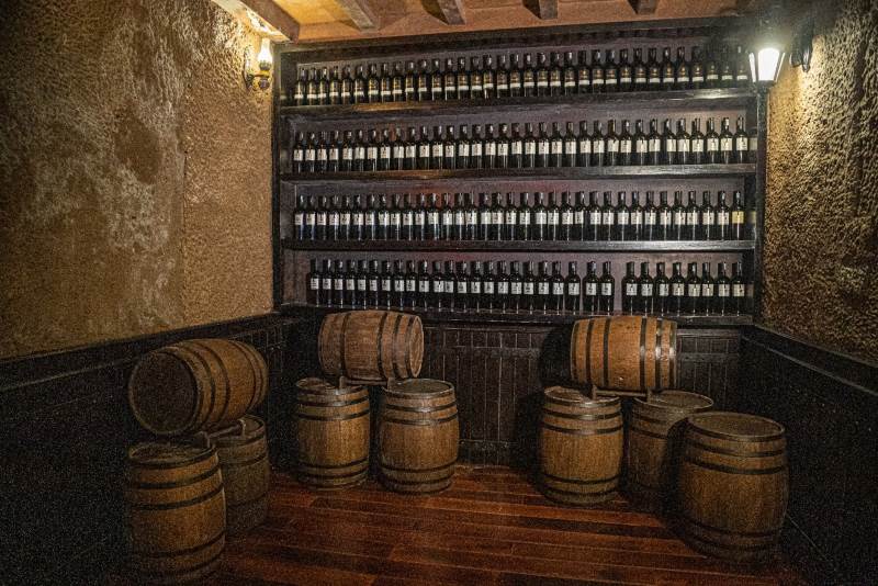 Hầm rượu hơn 100 năm tuổi