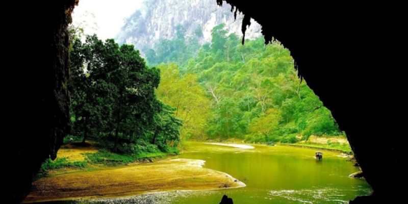 Hang động thông hai đầu nơi hàng vạn dơi trú ngụ