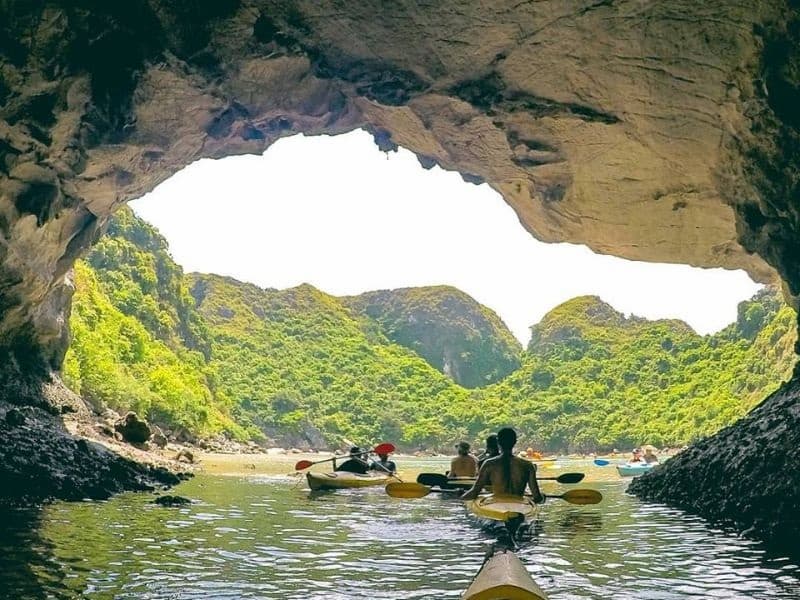 Hang Luồn là địa điểm tham quan đặc biệt tại Vịnh Hạ Long