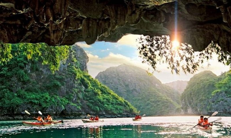 Chèo Kayak là một hoạt động thú vị tại địa danh nổi tiếng này