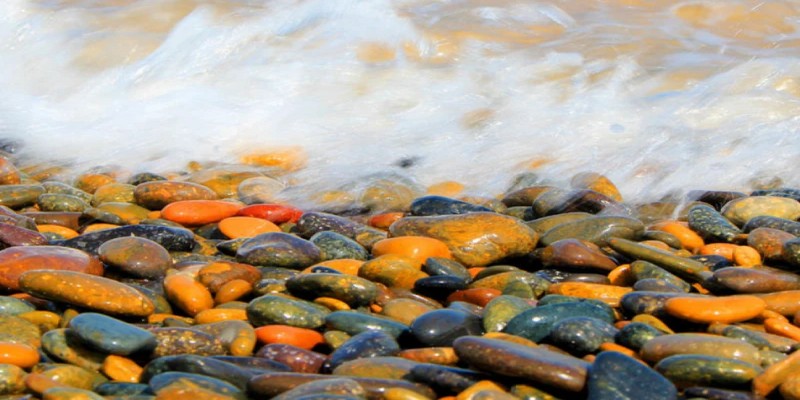 Hàng ngàn viên đá nằm rải rác bên bãi biển đầy đủ màu sắc