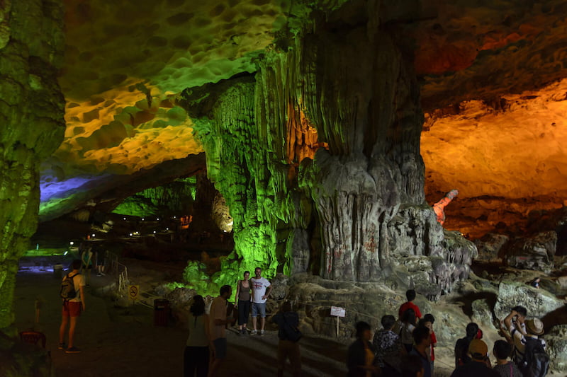 Du khách nên mang giày nhẹ, thoải mái khi đi tham quan 