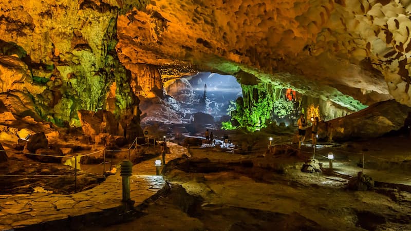 Không gian bên trong động rộng lớn với hai ngăn chính