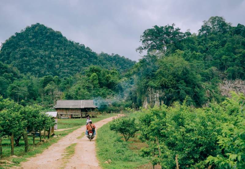 Đường di chuyển vào trong làng